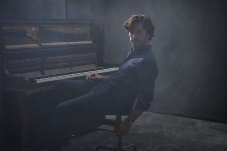 JACK SAVORETTI esce il repack “Singing To Stangers Special Edition”