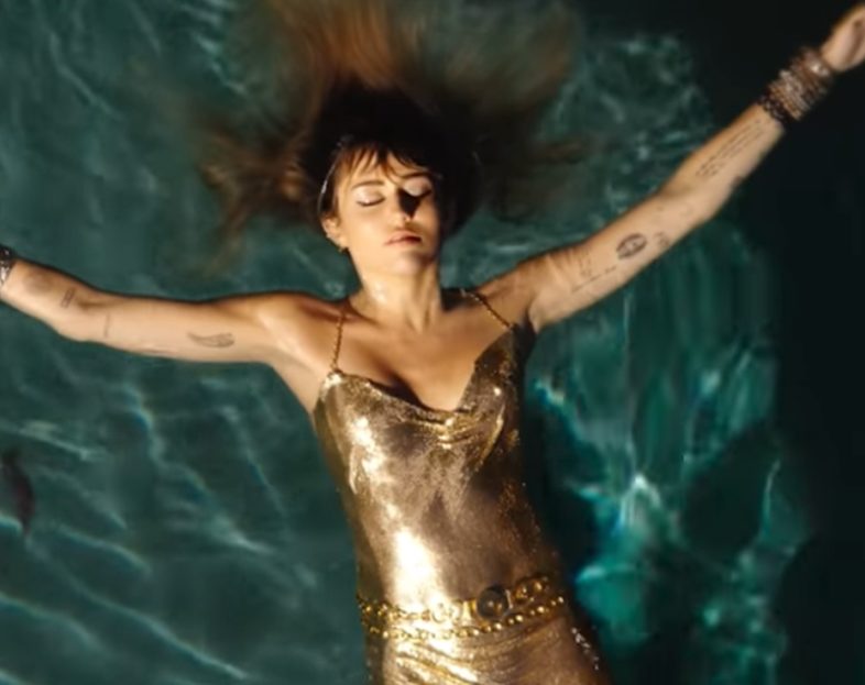 Video: MILEY CYRUS – Slide Away