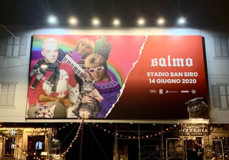 SALMO gattini e maglioni di Natale per promuovere il suo concerto