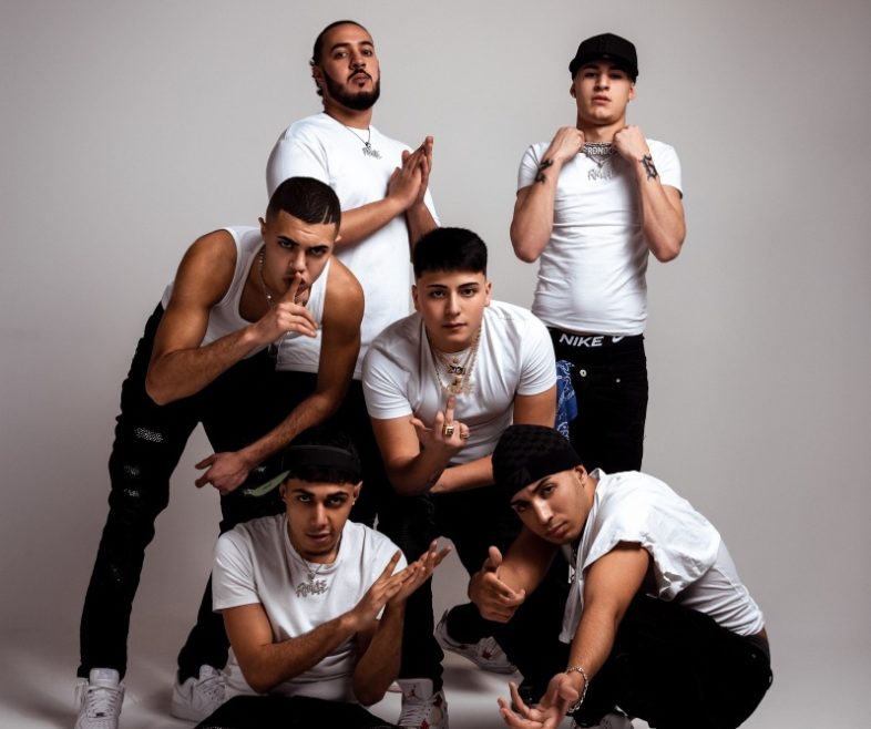 RM4E la crew composto da Rondodasosa , Neima Ezza, Sacky, Keta, Kilimoney, Vale Pain. Il video di “SEVEN 7oo”