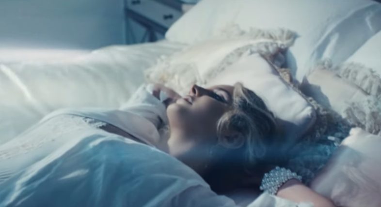 LANA DEL REY guarda il video di “Chemtrails Over the Country Club”