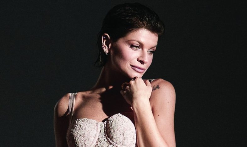 ALESSANDRA AMOROSO guarda i video di “Piuma” e “Sorriso Grande”