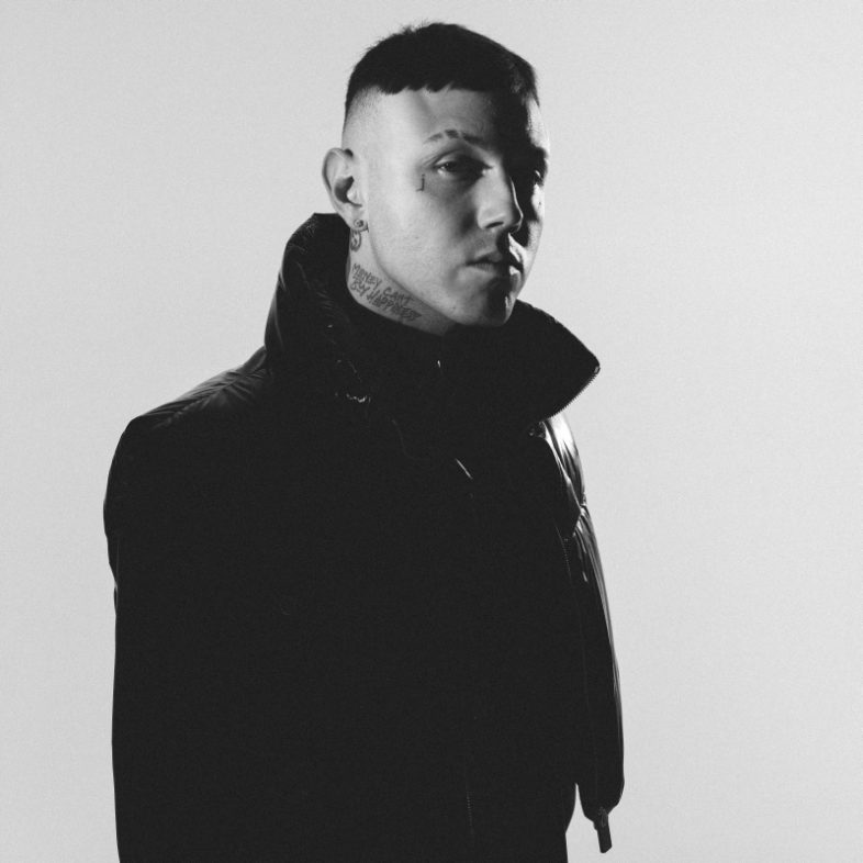 Tutto uguale nelle classifiche italiane: LAZZA e FEDEZ, TANANAI & MARA SATTEI in vetta
