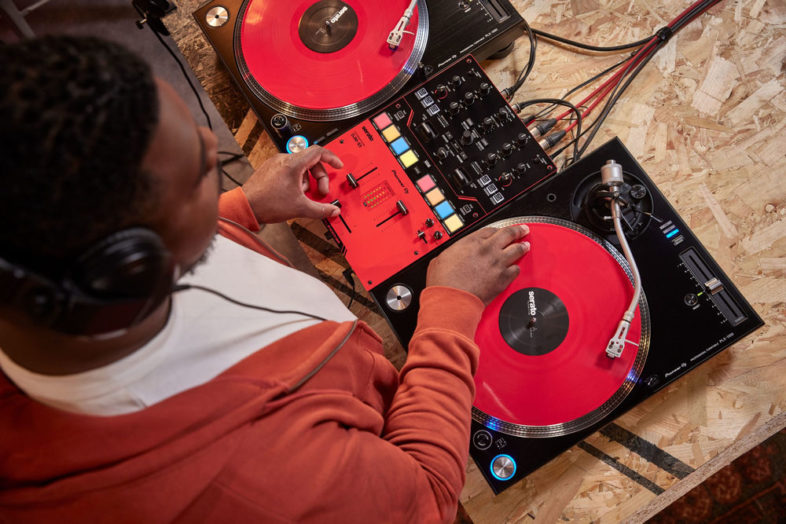 HI TECH: PIONEER DJ il nuovo mixer DJM-S5 scratch style